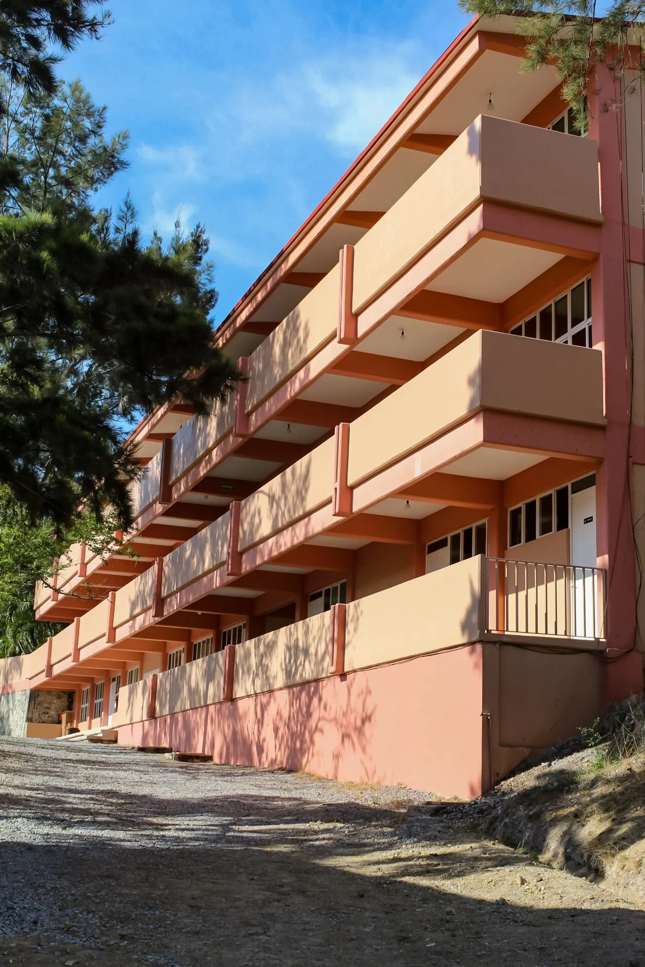 Imagen edificio principal del Colegio Crica en Chilpancingo, Guerrero
