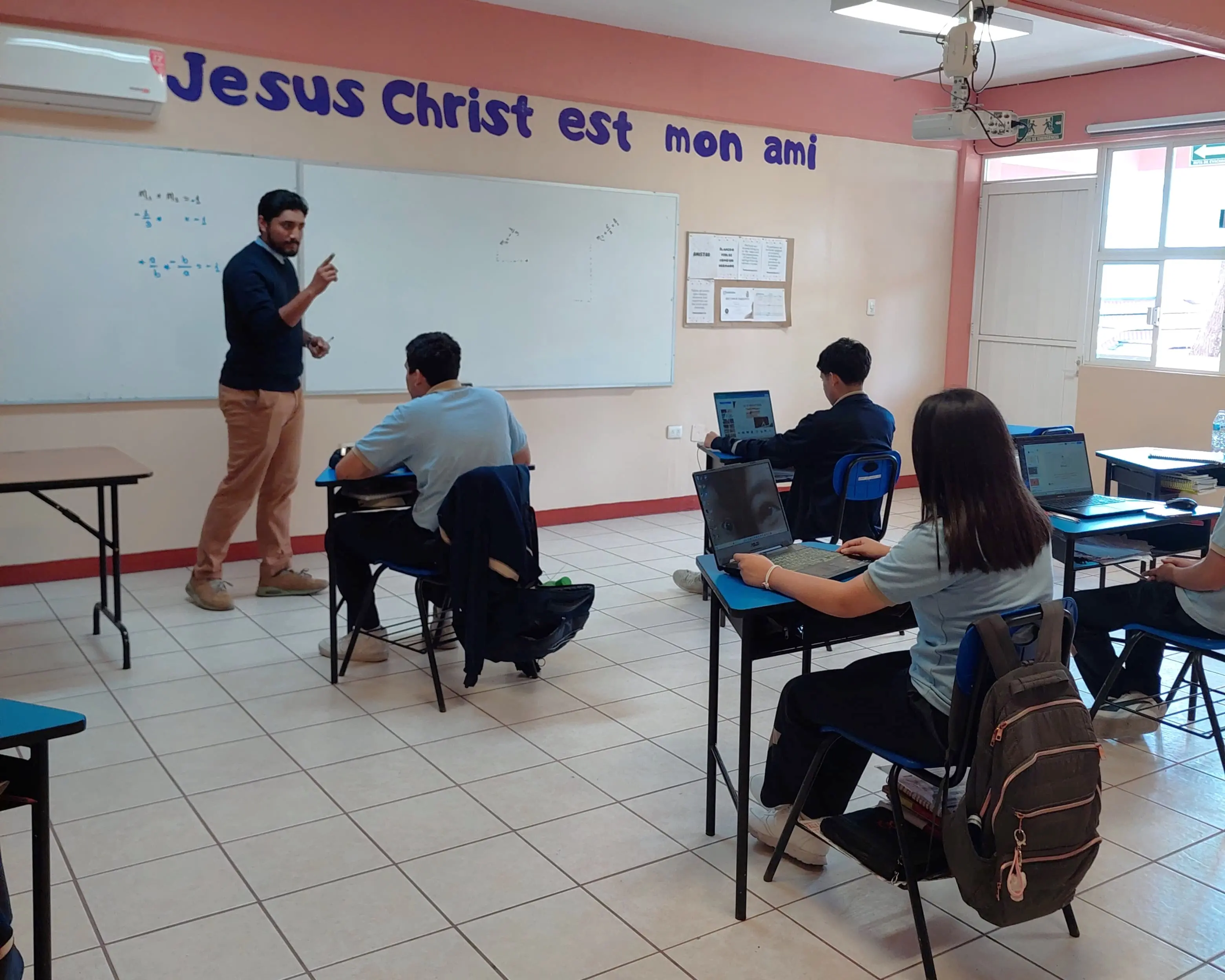 Imagen edificio principal del Colegio Crica en Chilpancingo, Guerrero