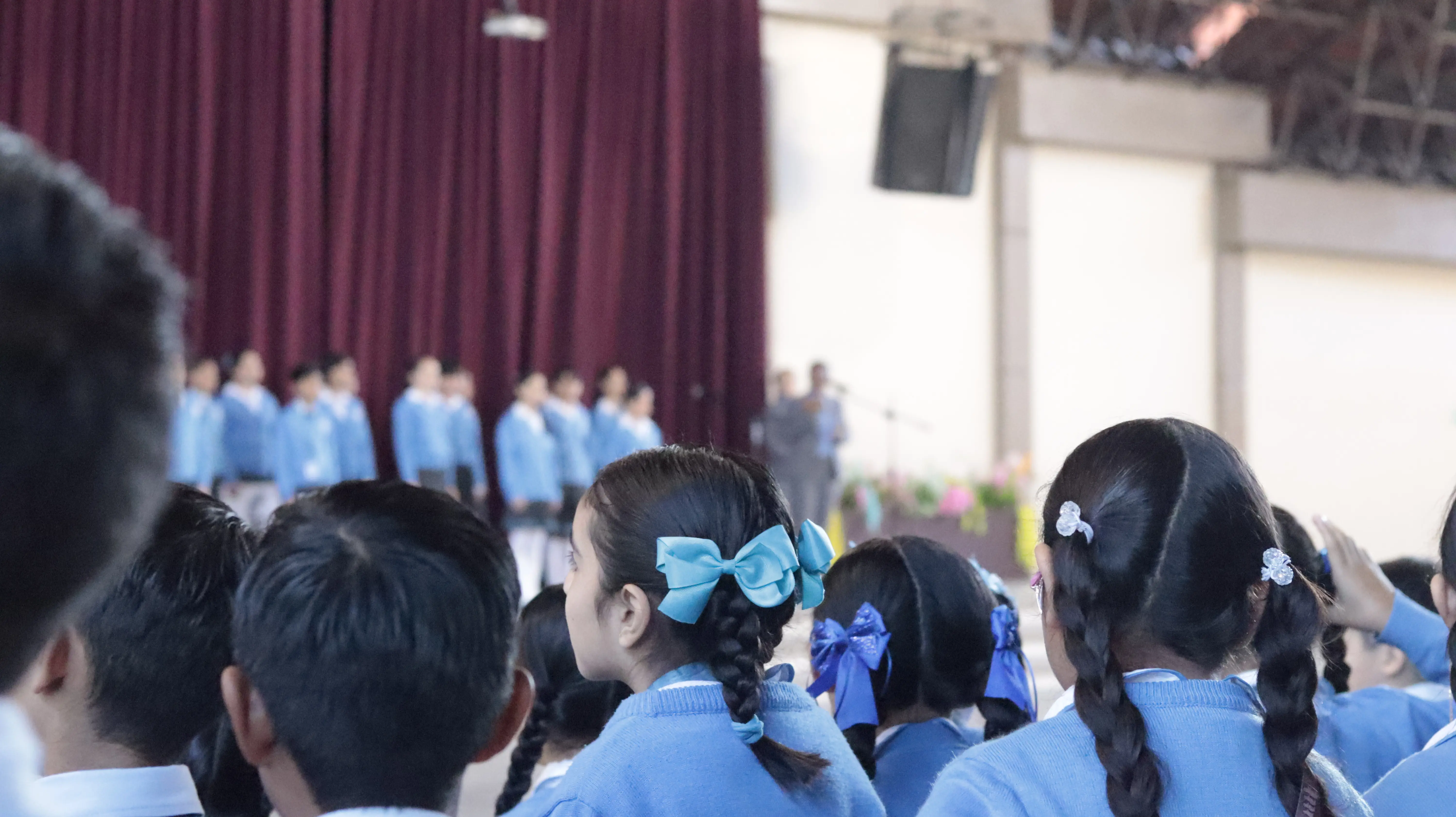 Imagen de las butacas de los salones de clases del Colegio Crica en Chilpancingo, Guerrero